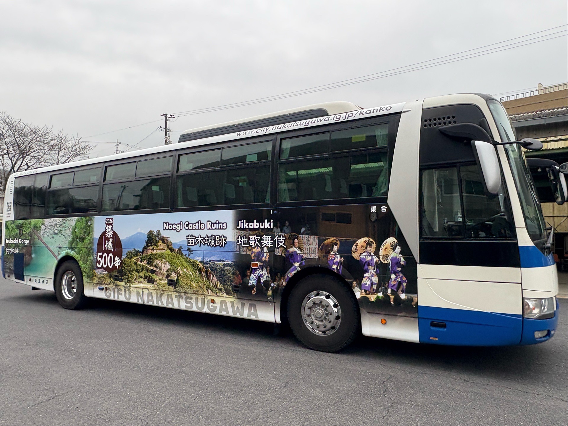 観光ラッピング高速バス（運転席側）