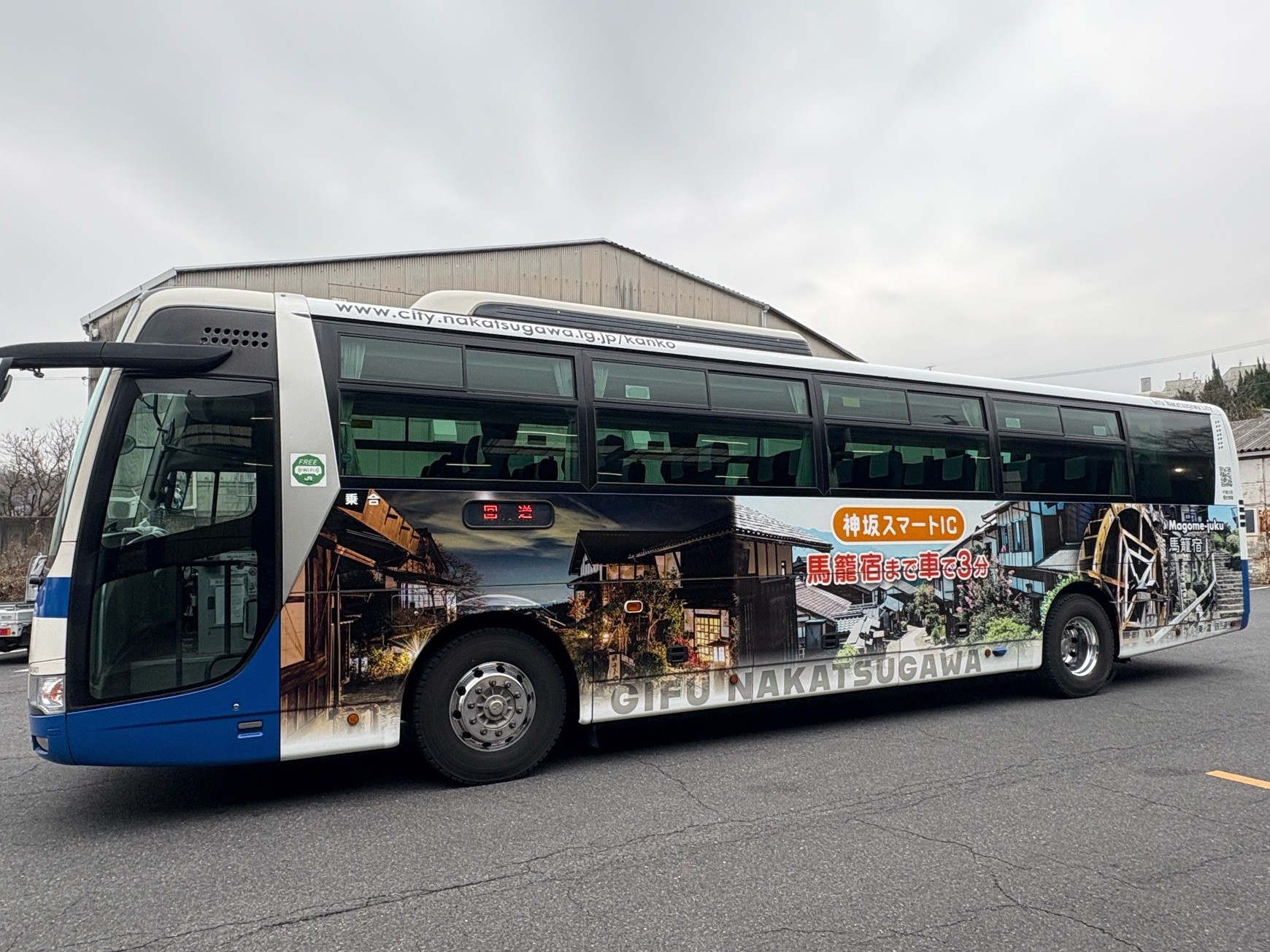 観光ラッピング高速バス（乗り口側）