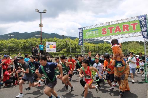 リレーマラソンで選手たちが一斉にスタートする様子過去画像