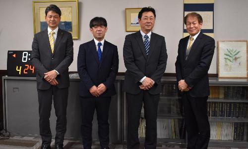 デンソーテン株式会社の職員の方と教育長が写った集合写真