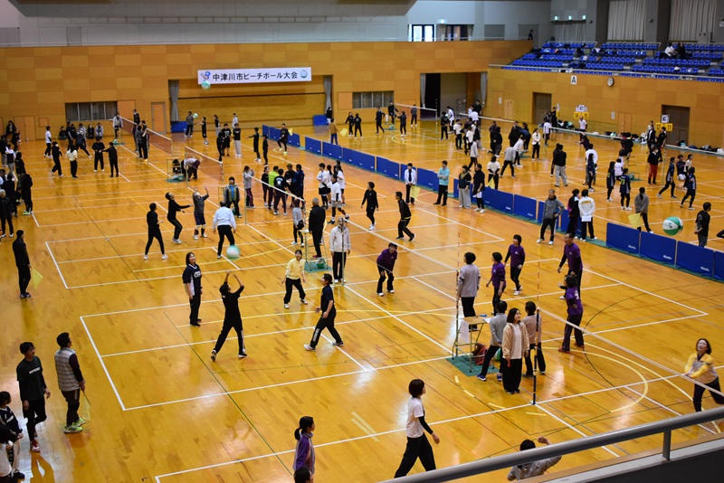 体育館でソフトバレーを楽しむ人々