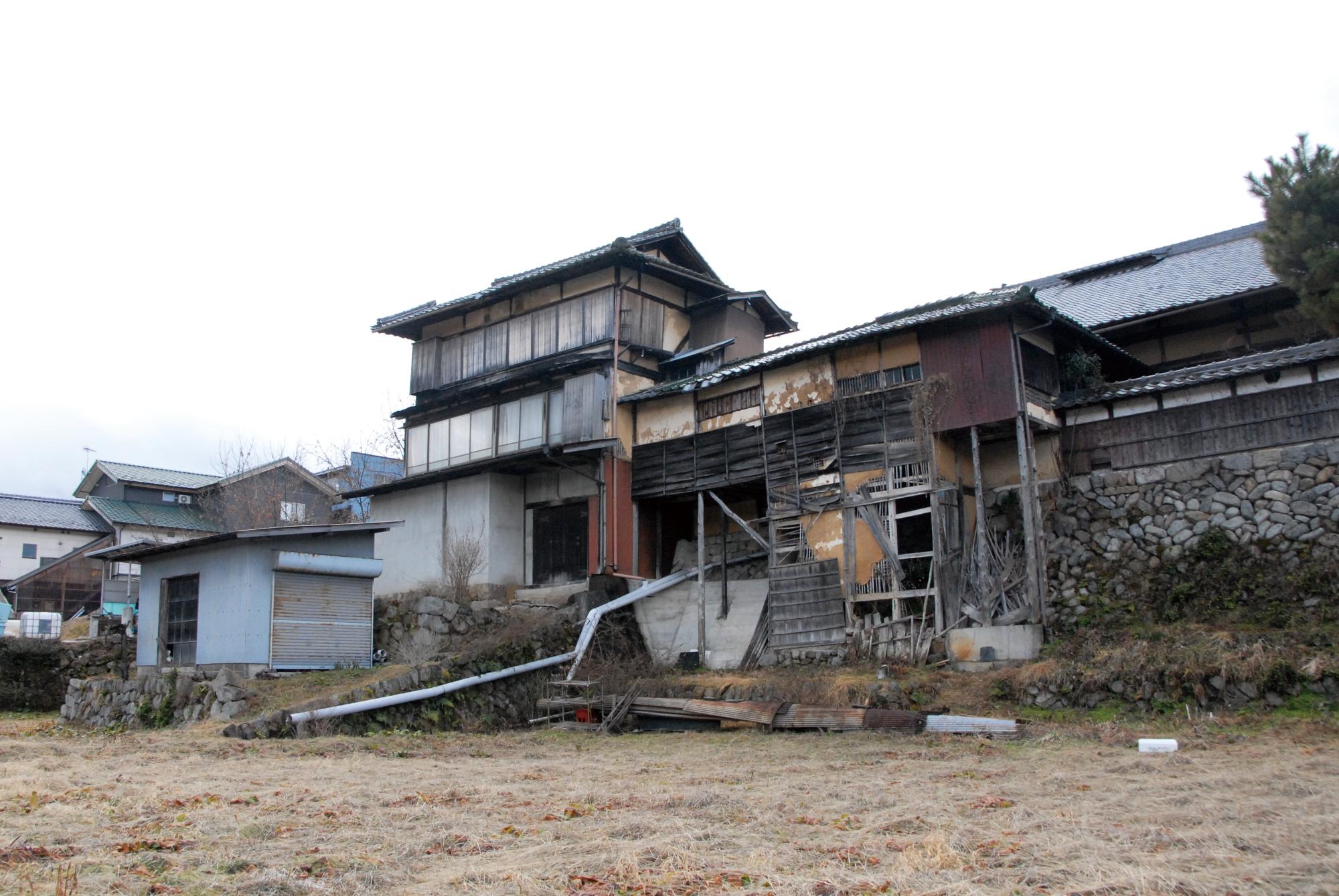 老朽化の影響が顕著な裏側の外観