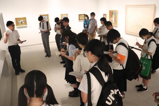熊谷守一つけち記念館にて、取材する様子
