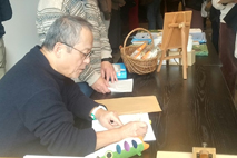 サインを書く村上さん