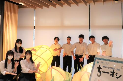 完成したオブジェと高校生たちの集合写真