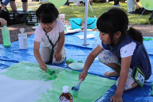 和紙に色を塗る子ども