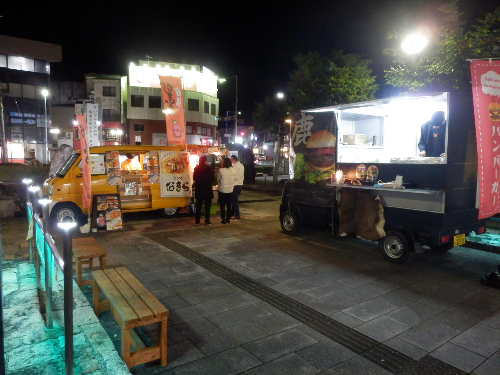 夜間のキッチンカー駅前販売の様子
