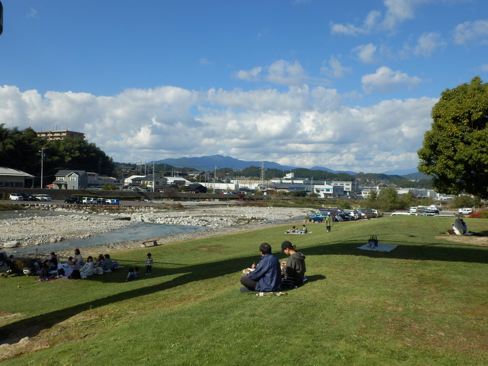 河川敷でそれぞれでくつろぐ様子