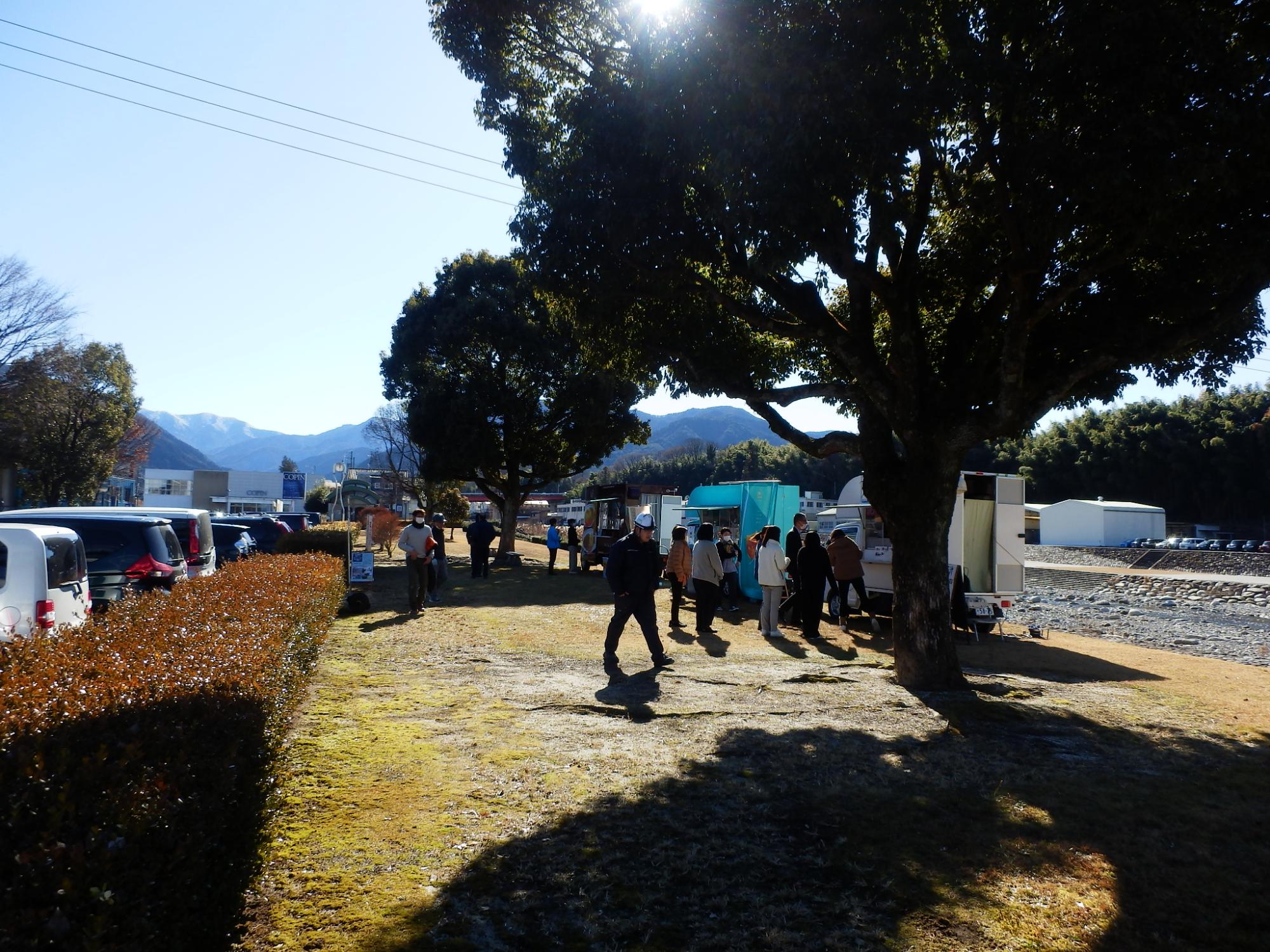 イベントの参加者がキッチンカーで購入している様子