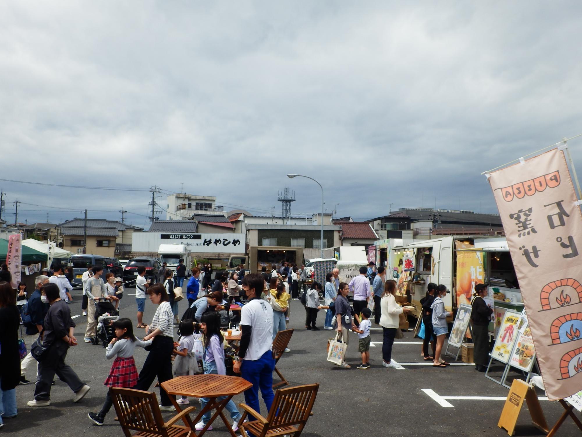 フリーマルシェの参加者で賑わっている様子
