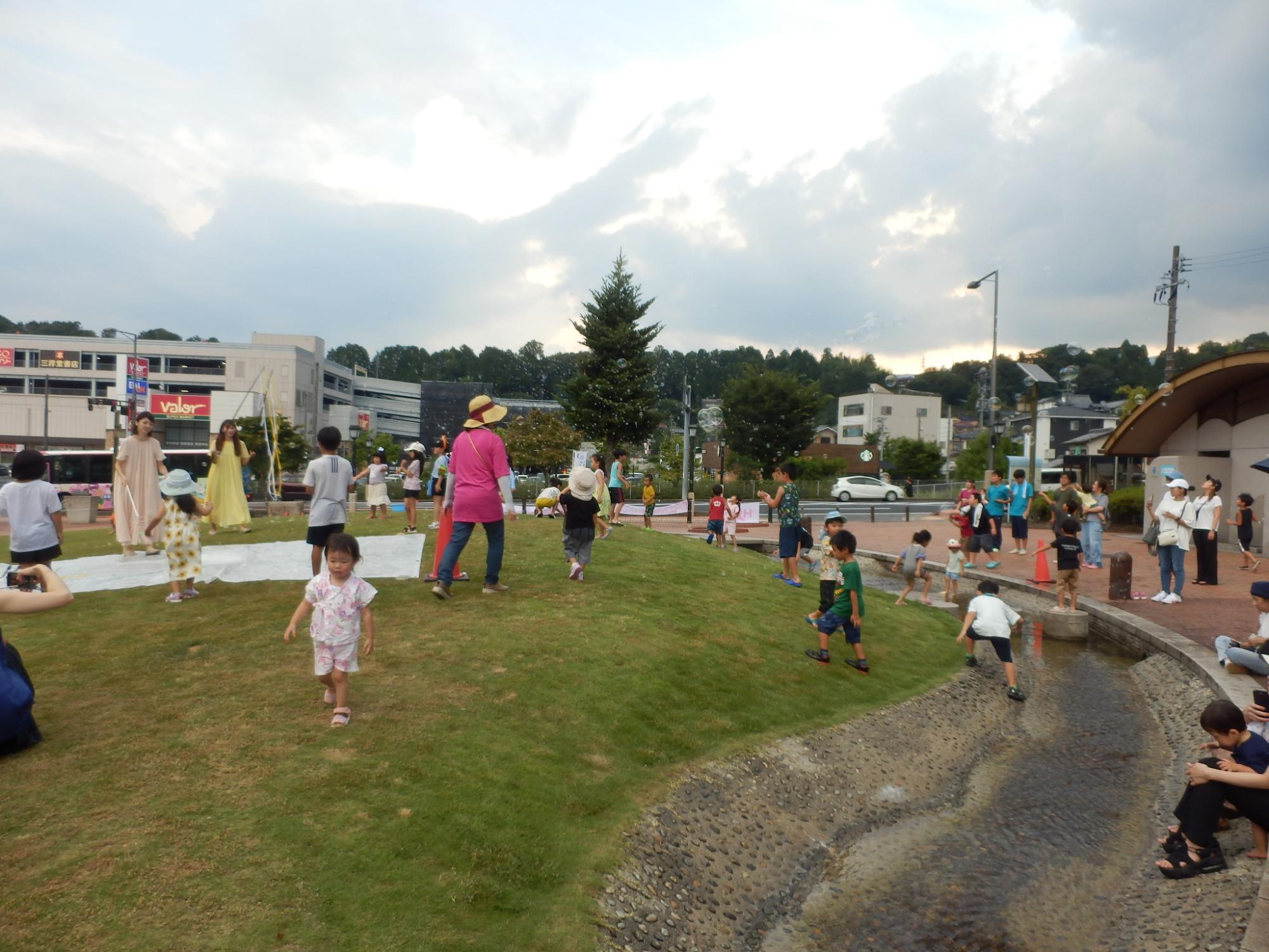 公園で子どもたちが遊んでいる様子