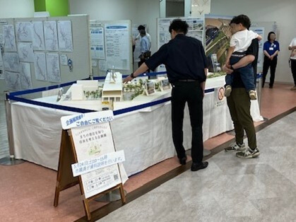 展示模型について職員が説明