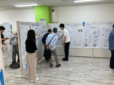 職員の説明を聞く様子