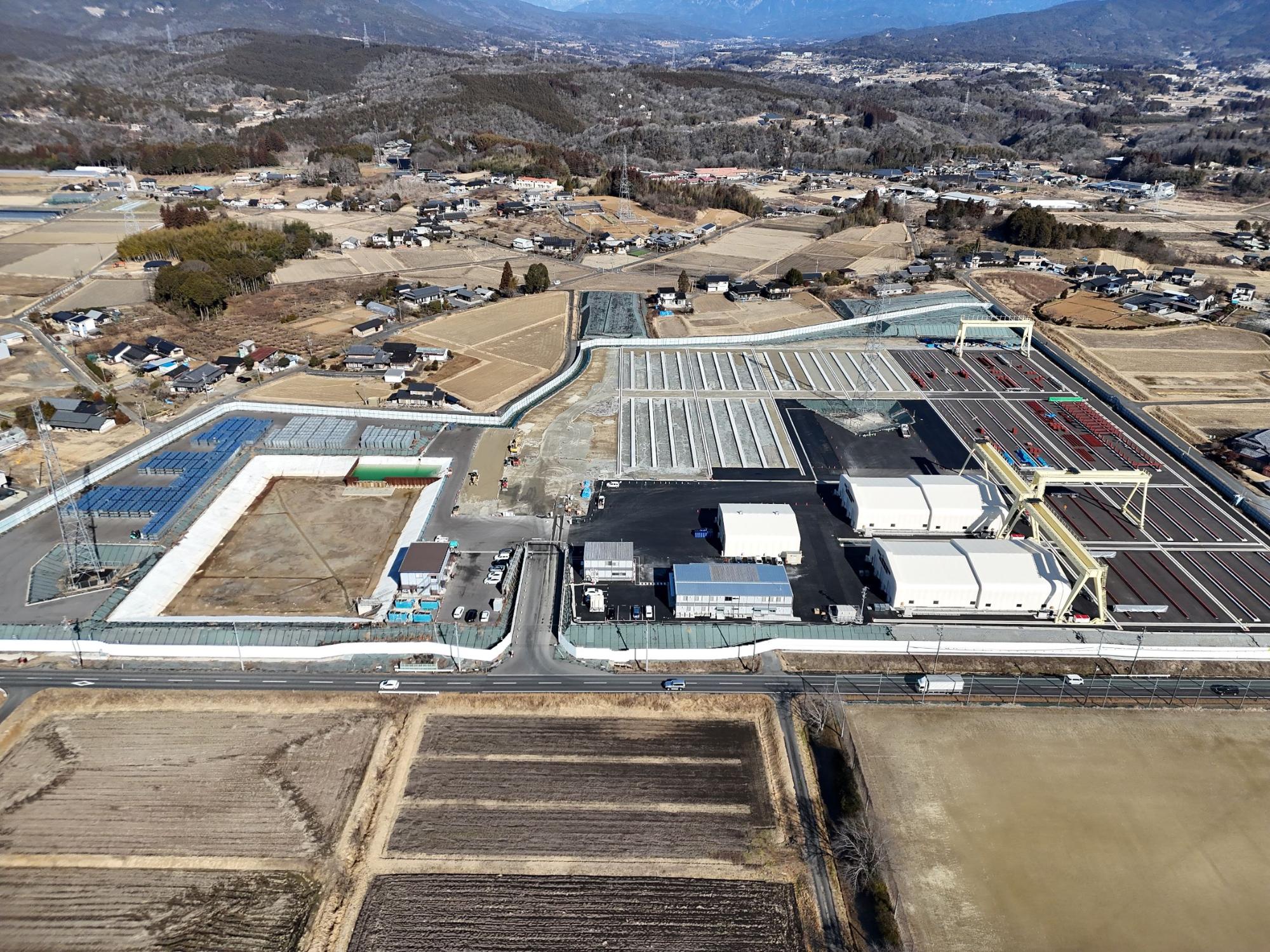 令和8年2月時点のガイドウェイ側壁製作保管の工事状況