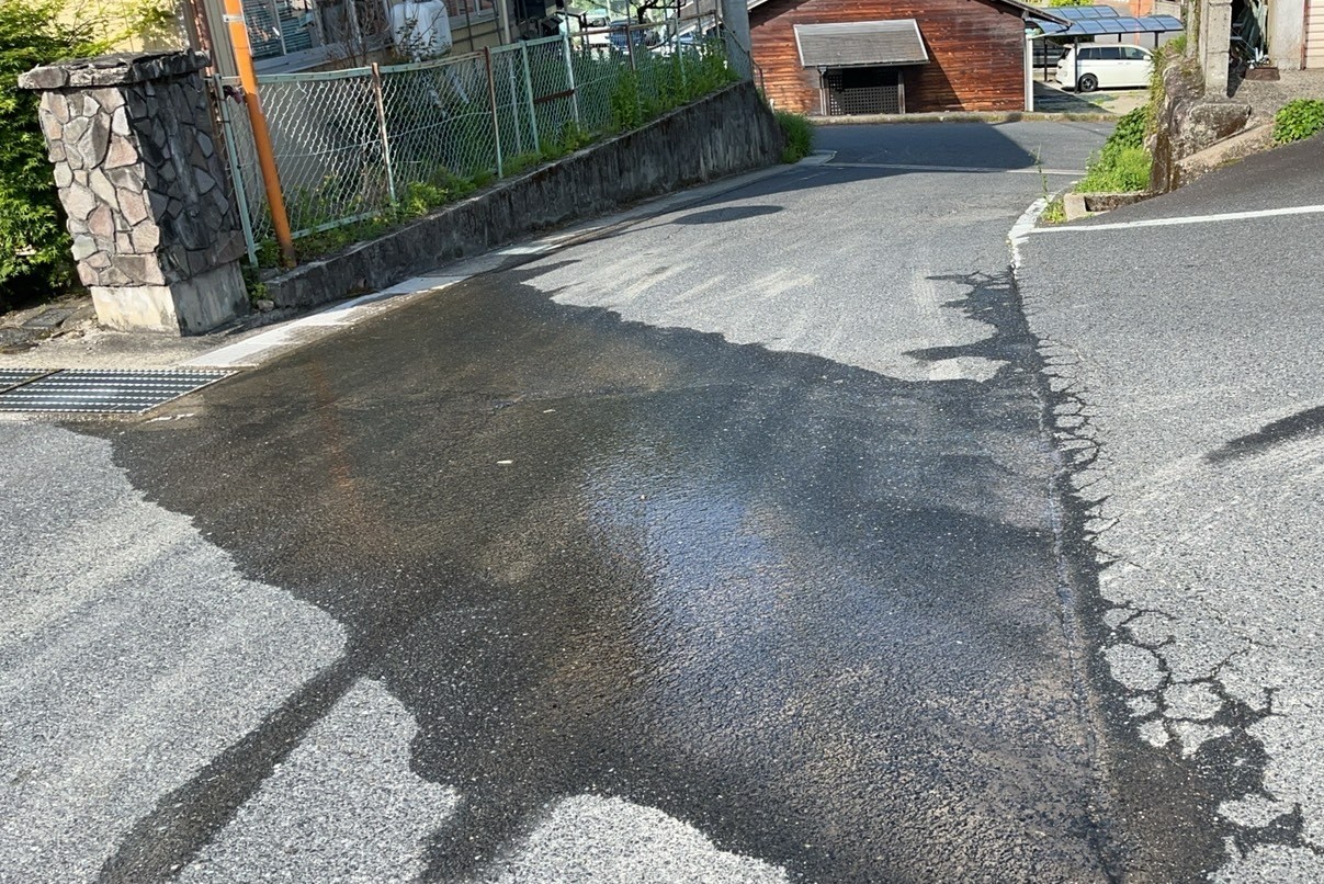 道路から漏水している写真