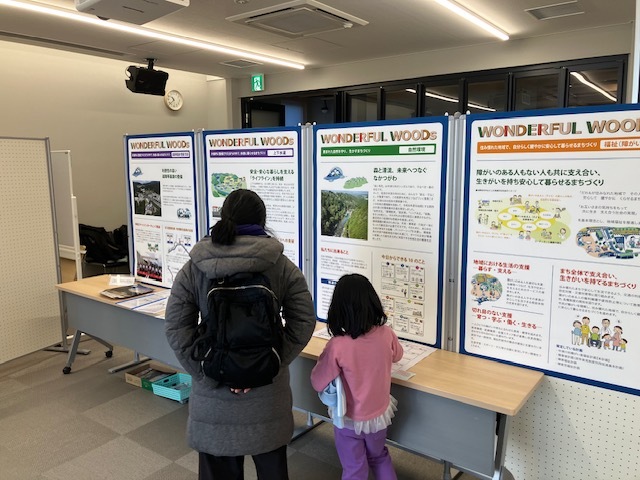 展示資料を見ている様子