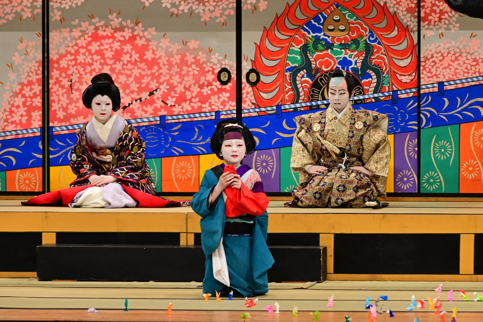 子どもたちの渾身の演技におひねりが華を添える