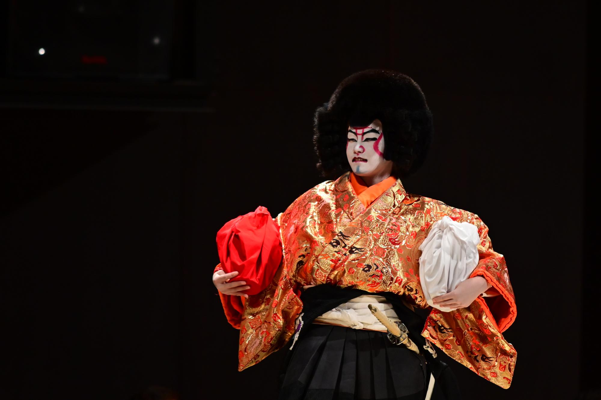 拍手に包まれる熱演
