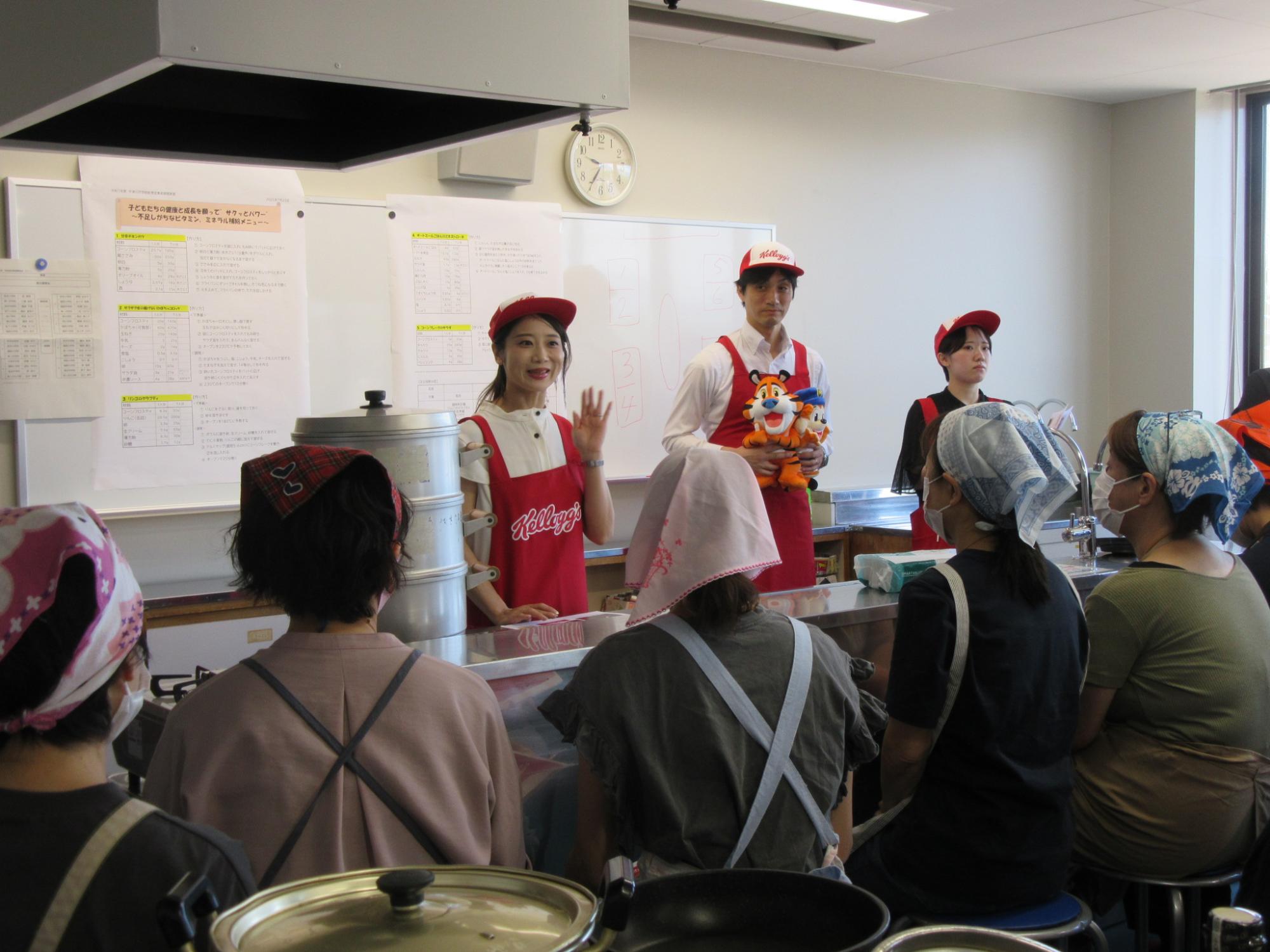 管理栄養士さんが説明している様子