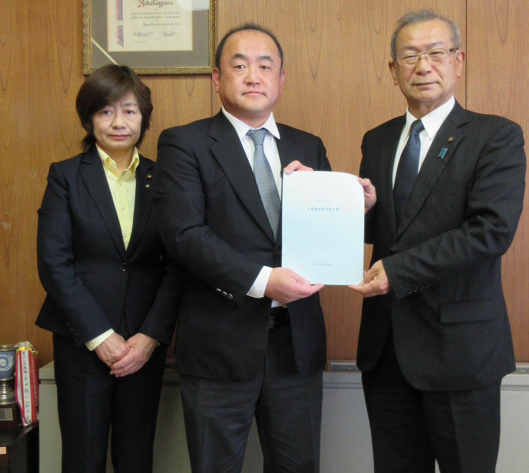 令和6年度定期監査結果報告書が市議会議長へ手渡された際の様子
