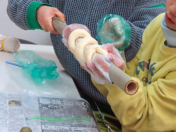 竹に巻いたねじねじパン生地（こんもり山プロジェクト2025第4回）