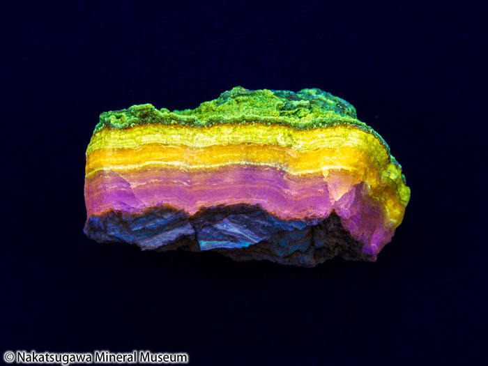 北海道石（紫外線照射下）