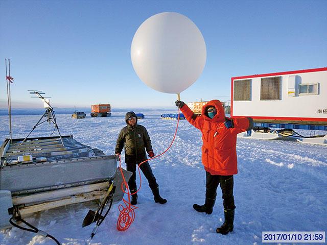 南極高層気象ゾンデ観測