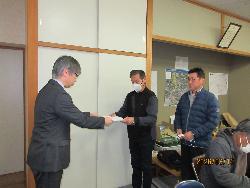 副市長が中津川市長名で回答書を提出している様子