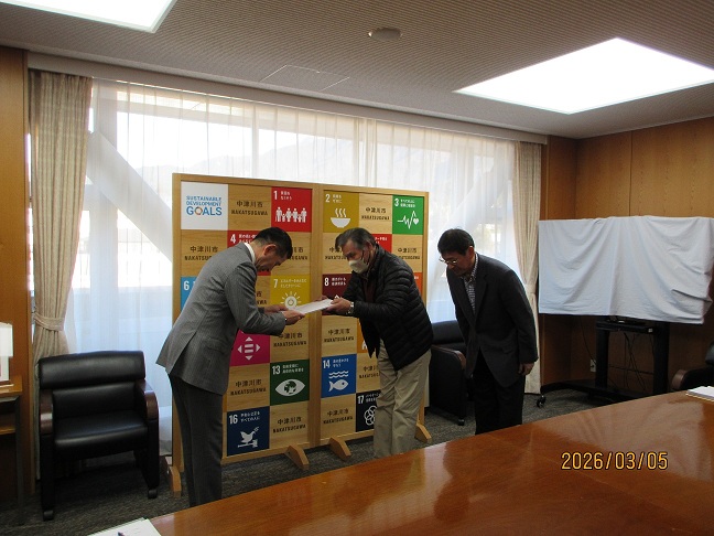 市長に要望書を提出している様子