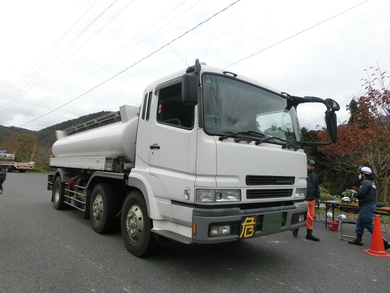 移動タンク貯蔵所（タンクローリー）を路上検査している写真