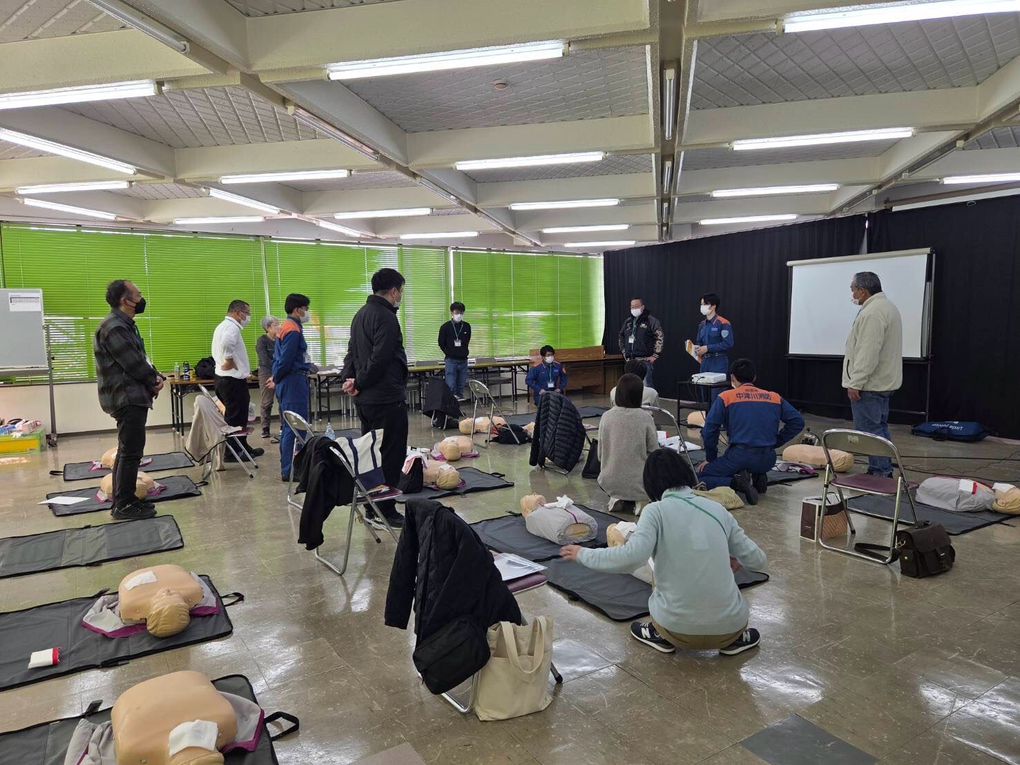 心肺蘇生の様子の全体の画像