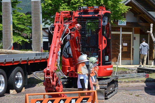 展示車両に子どもが乗っています