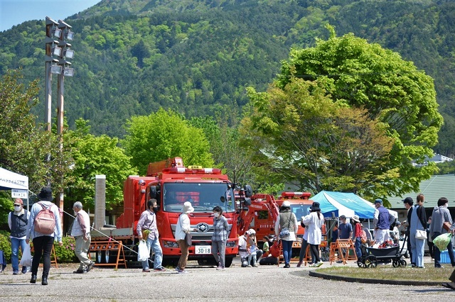 消防車の周りに人が集まっています