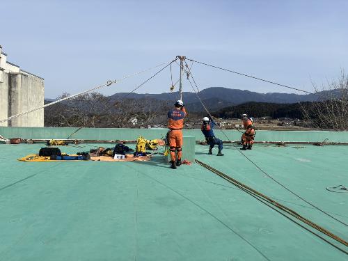 機材を使っての訓練の様子