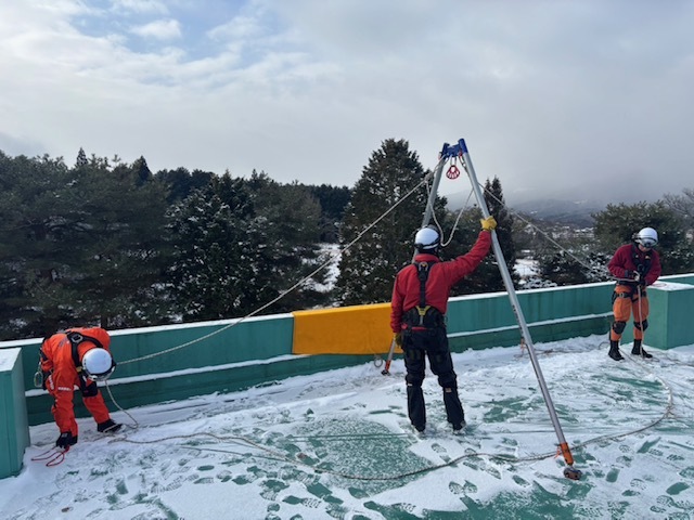 隊員同士の連携を確認しながらの訓練の様子