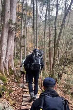 登山道を確認している様子
