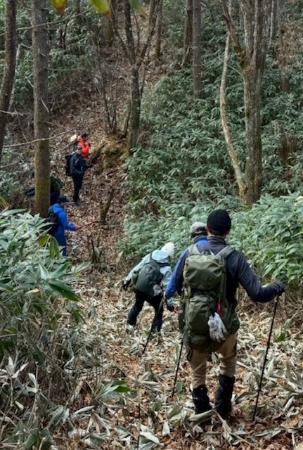 登山道を確認している様子