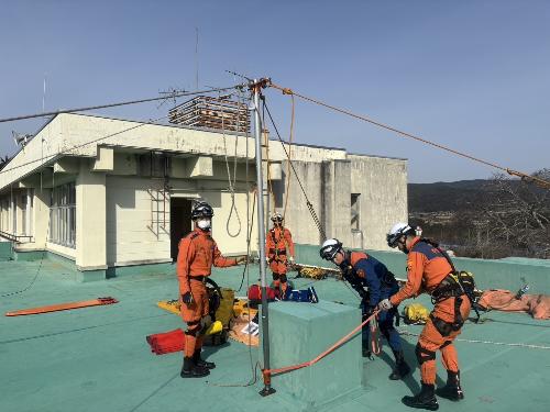 隊員複数人で機材を扱っている様子