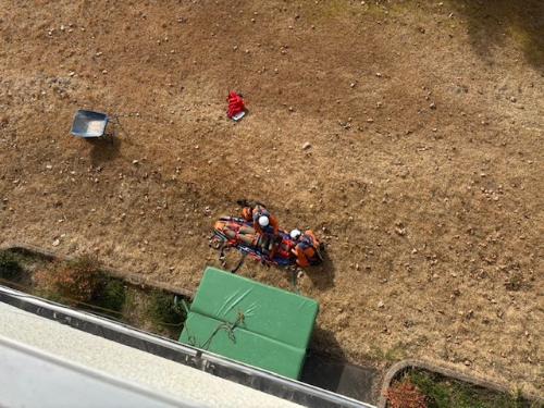 建物屋上からの訓練の様子