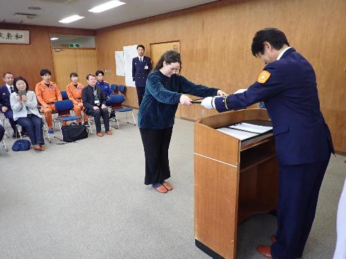 消防本部消防長より感謝状を授与している様子