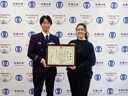 消防本部消防長とレーガン・ミラーさんの画像