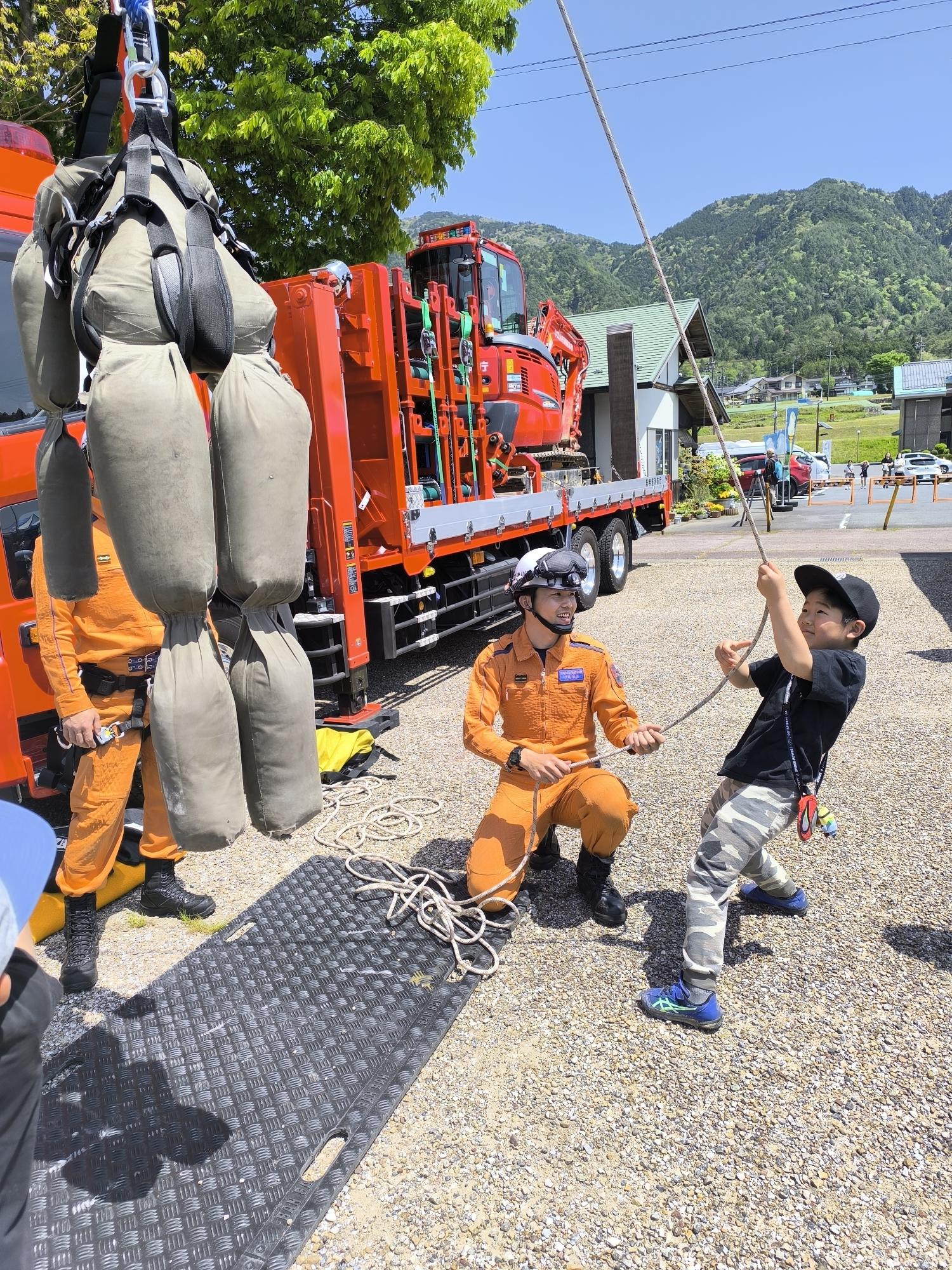 小さな男の子が倍力システムを使った救助体験をする様子