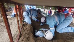 土砂に埋まった要救助者を救助する訓練の様子