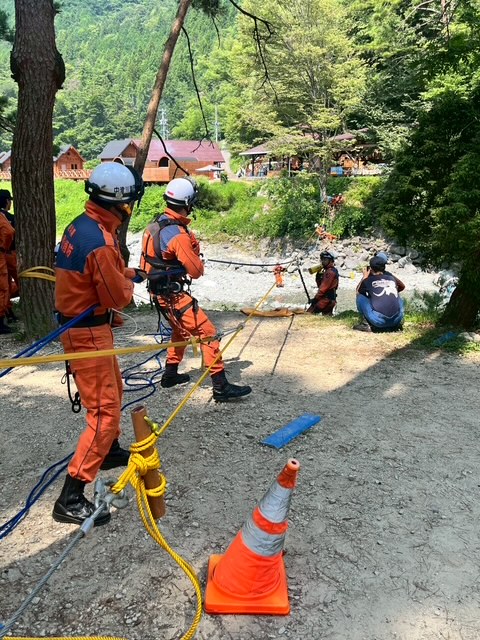 中洲へ救出へ向かった隊員と要救助者を岸側で引き上げようとロープを2人で引いている様子。