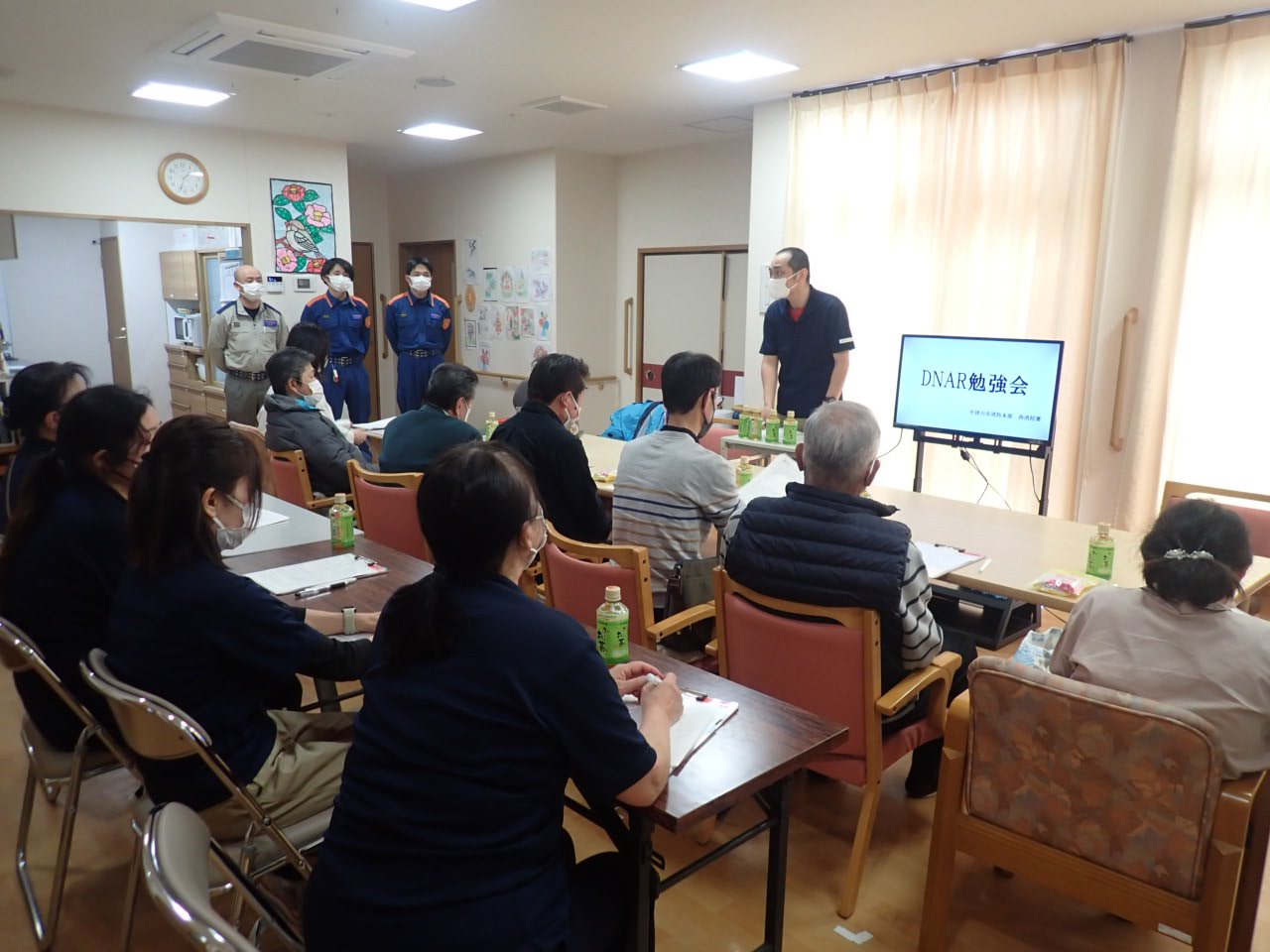 参加者が説明を受けている様子