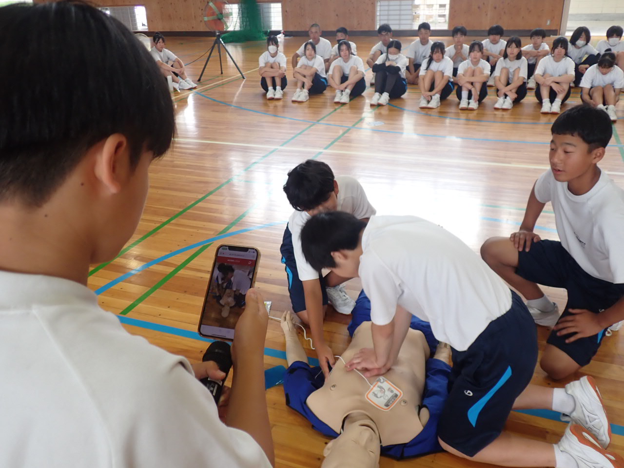 生徒さんが映像通報を行っている様子
