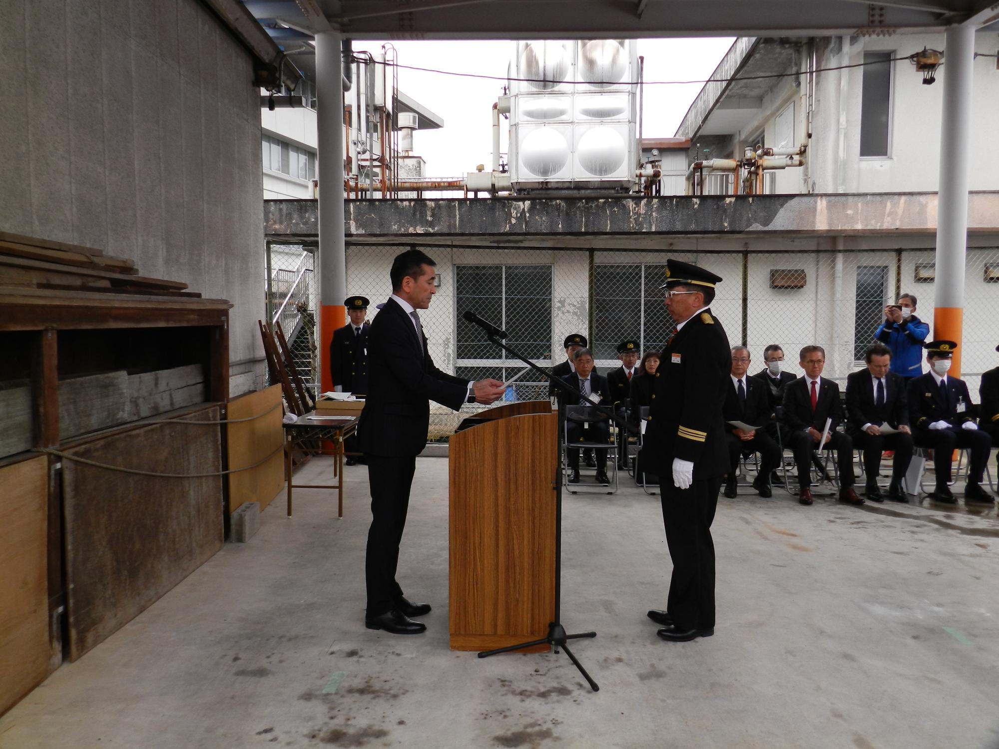 市長から団長へ受渡書