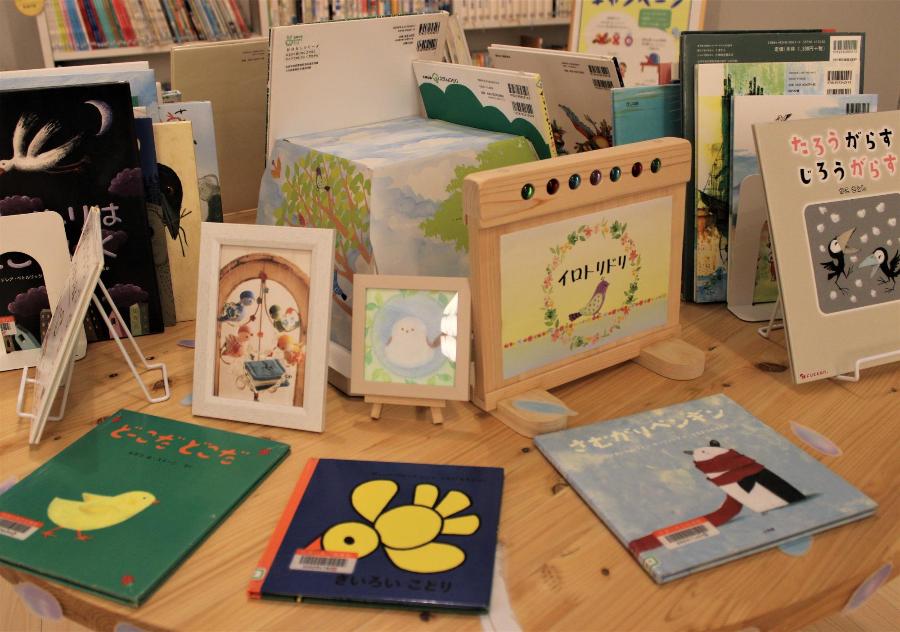 円形テーブル企画展示6月鳥の本の展示