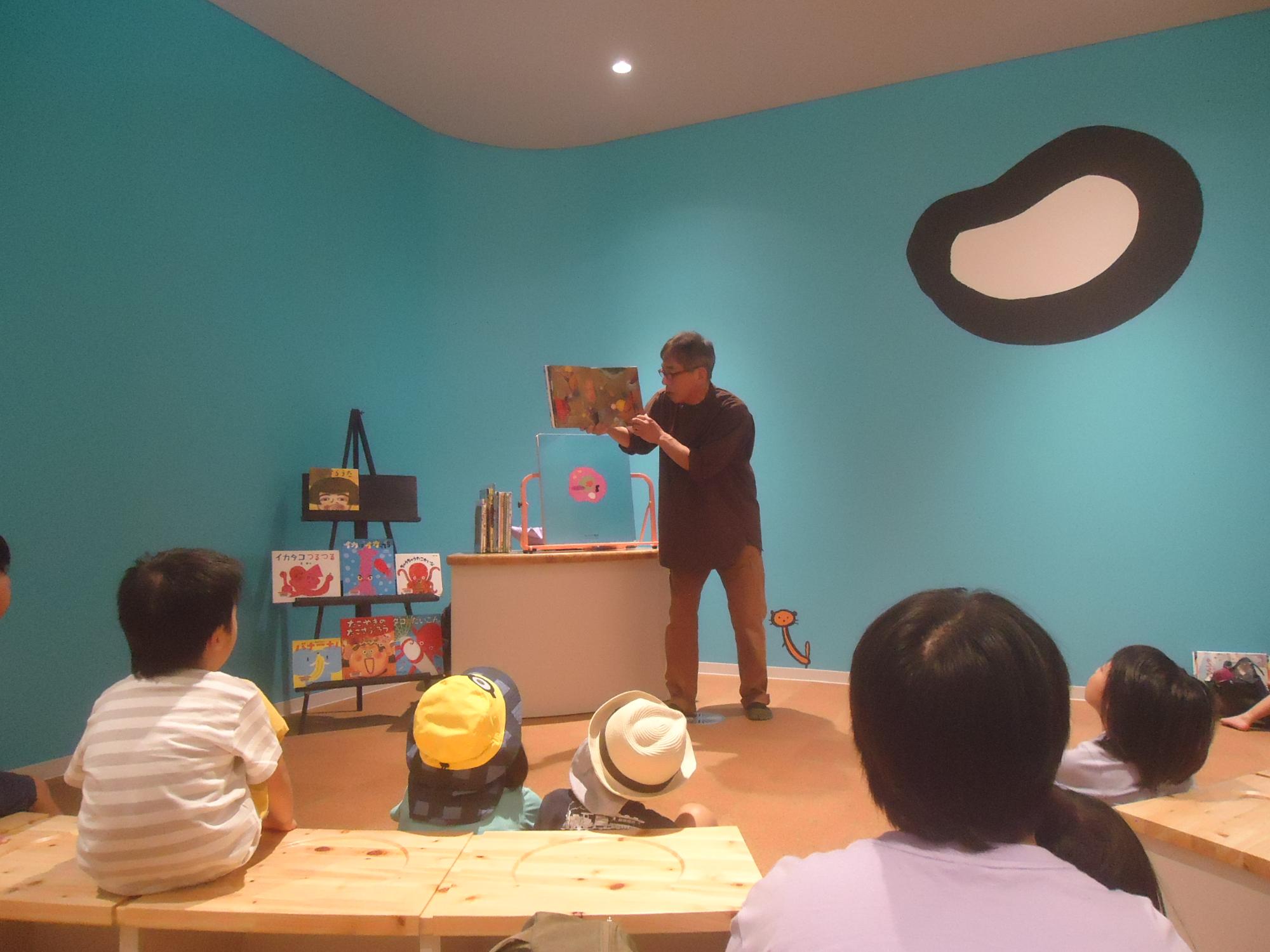 いちかわあつきさんが絵本の読み聞かせをしている様子