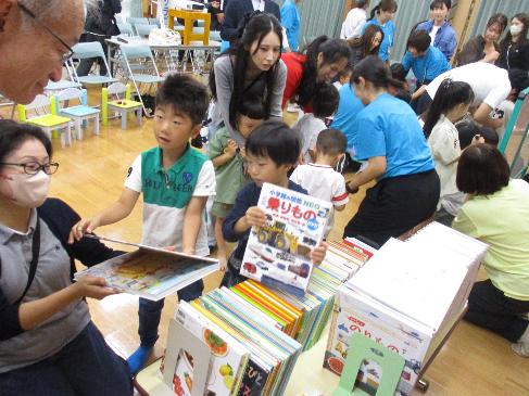 絵本を選ぶ子どもたちの様子